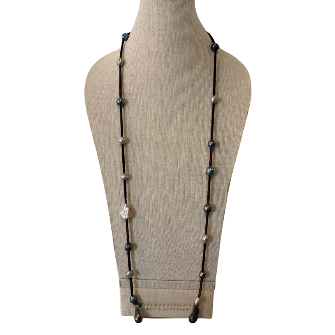 Multi Pearl Lariat Baroque in Suede Brown