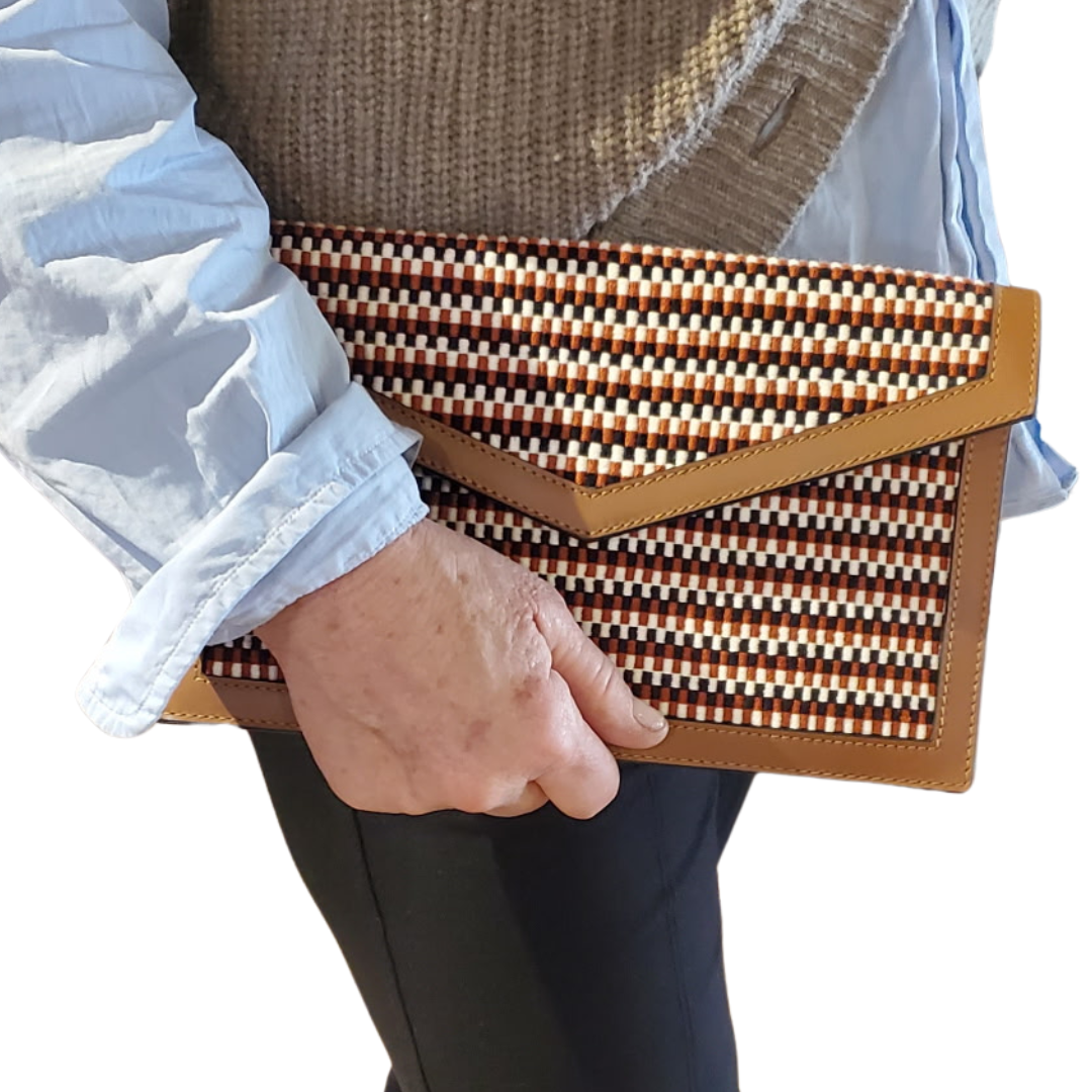 Envelope Small Clutch in Tierra