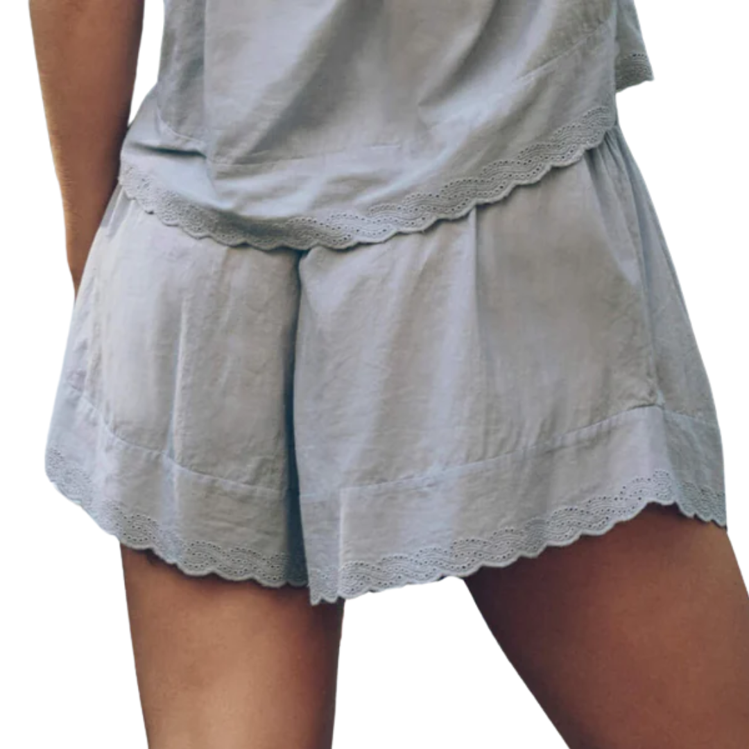 They Eyelet Tap Short in Rainwater