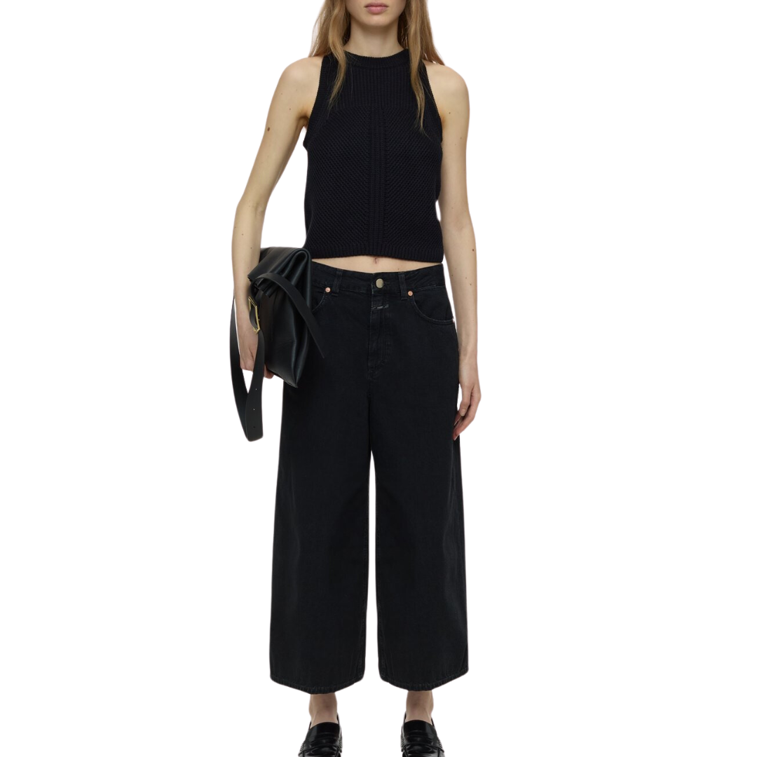 Lyna in Black