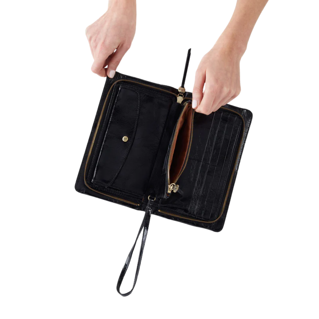Evolve Wristlet in Black