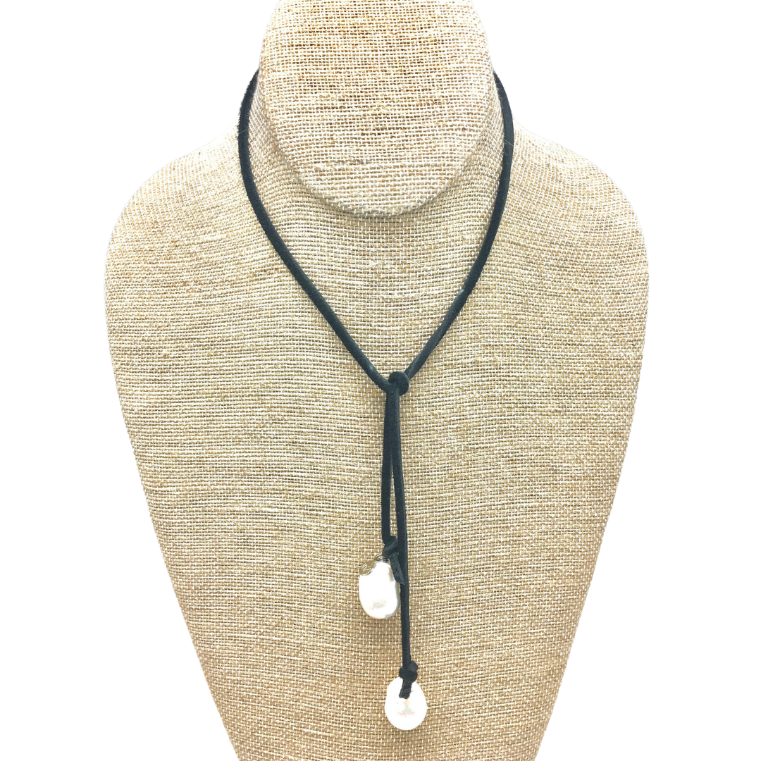 Baroque Lariat in White Pearl/Black