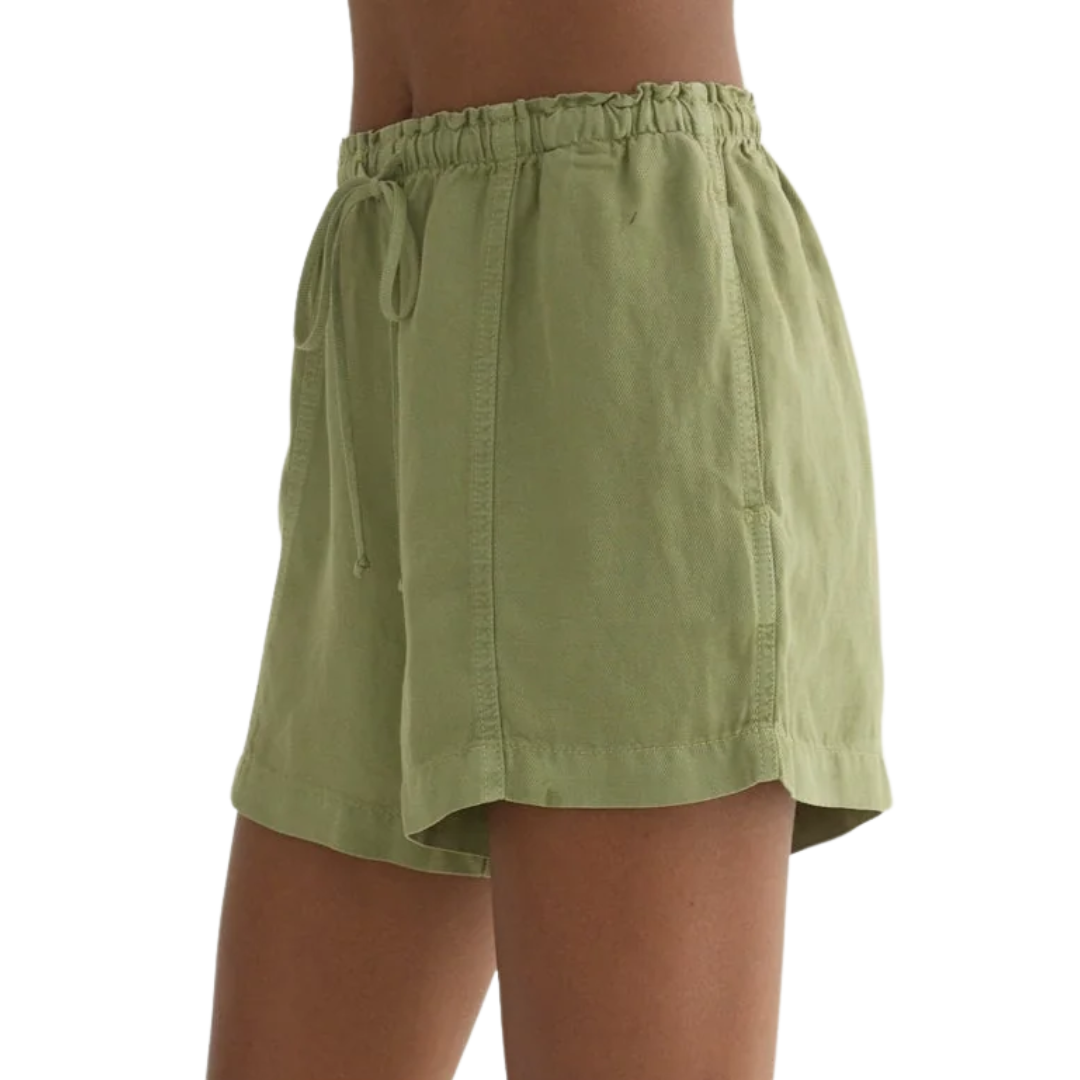 Seamed Ruffle Waist Short in Summer Moss