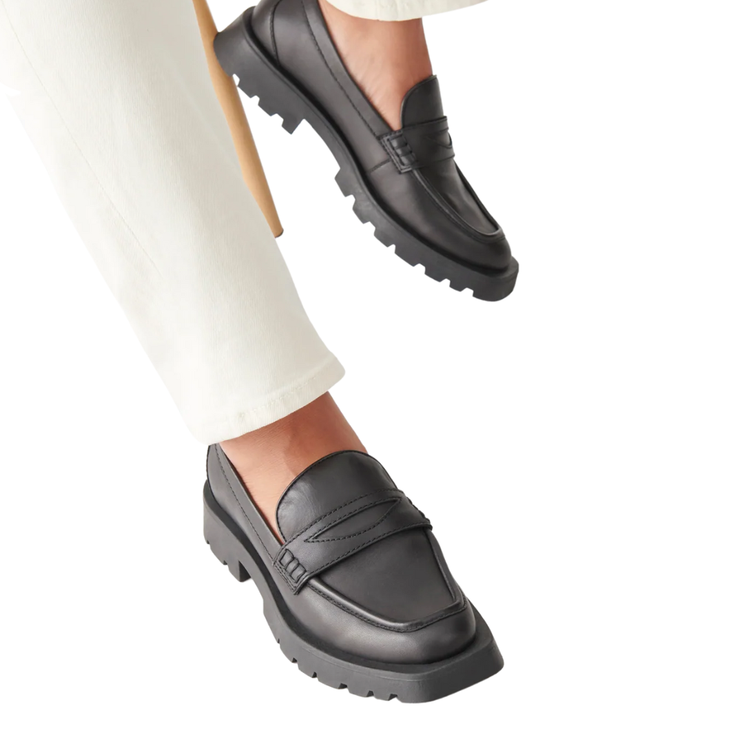 Elias Flats in Black Leather