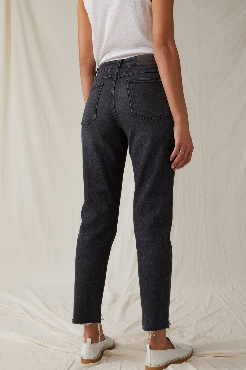 Gloria Straight Jean in Dark Grey