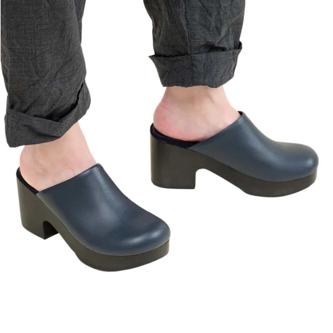 Blaring Clog in Navy