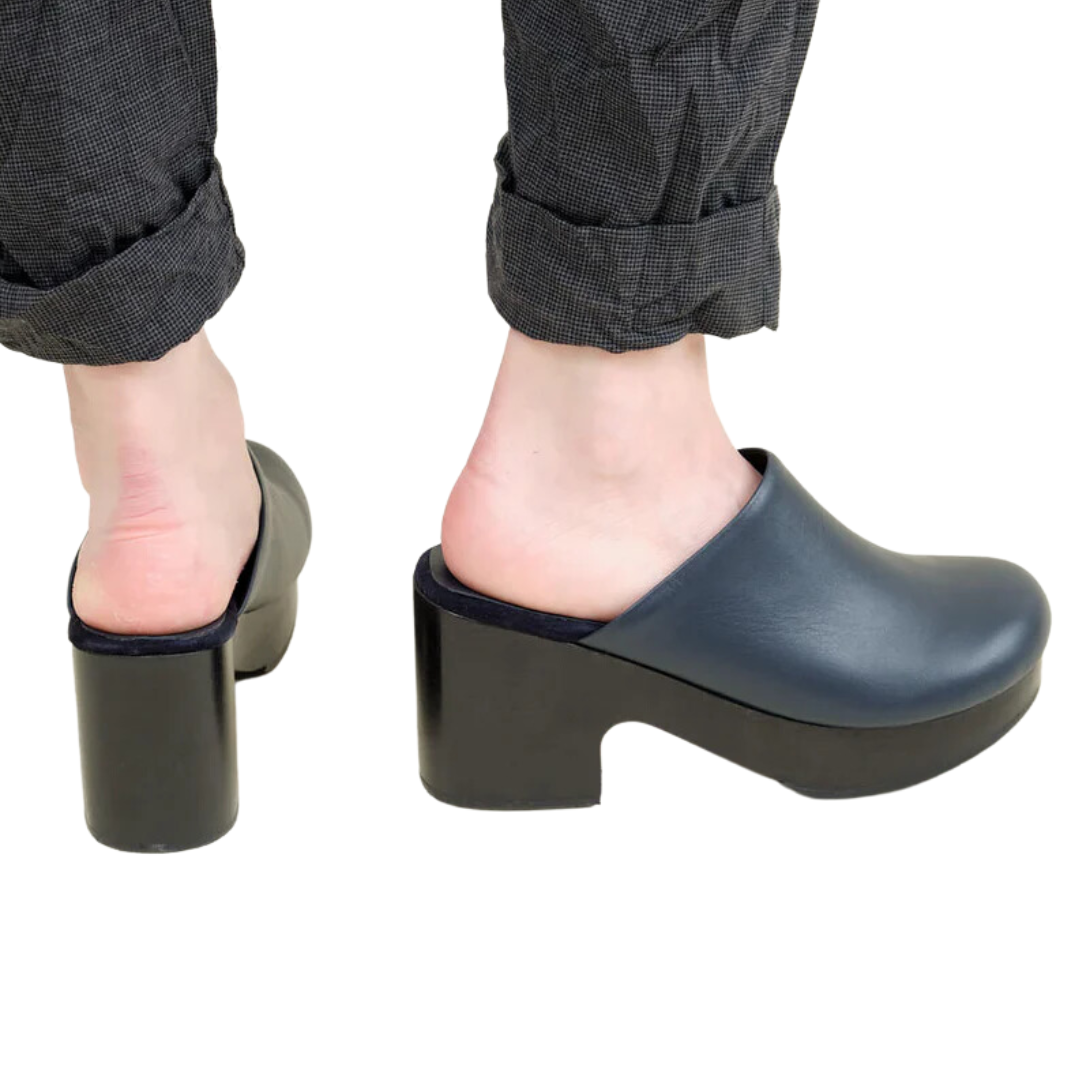 Blaring Clog in Navy