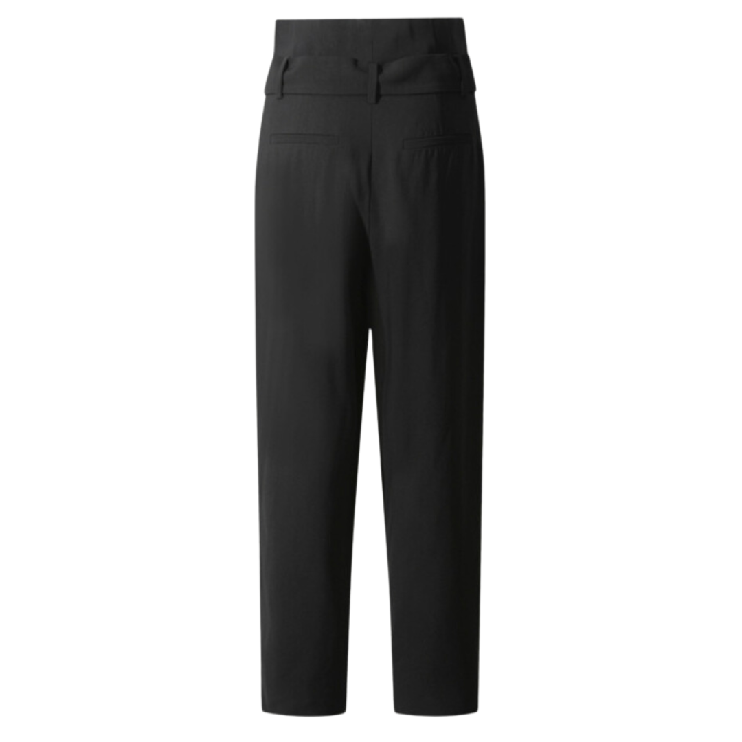 Sandya Cropped Trousers in Black