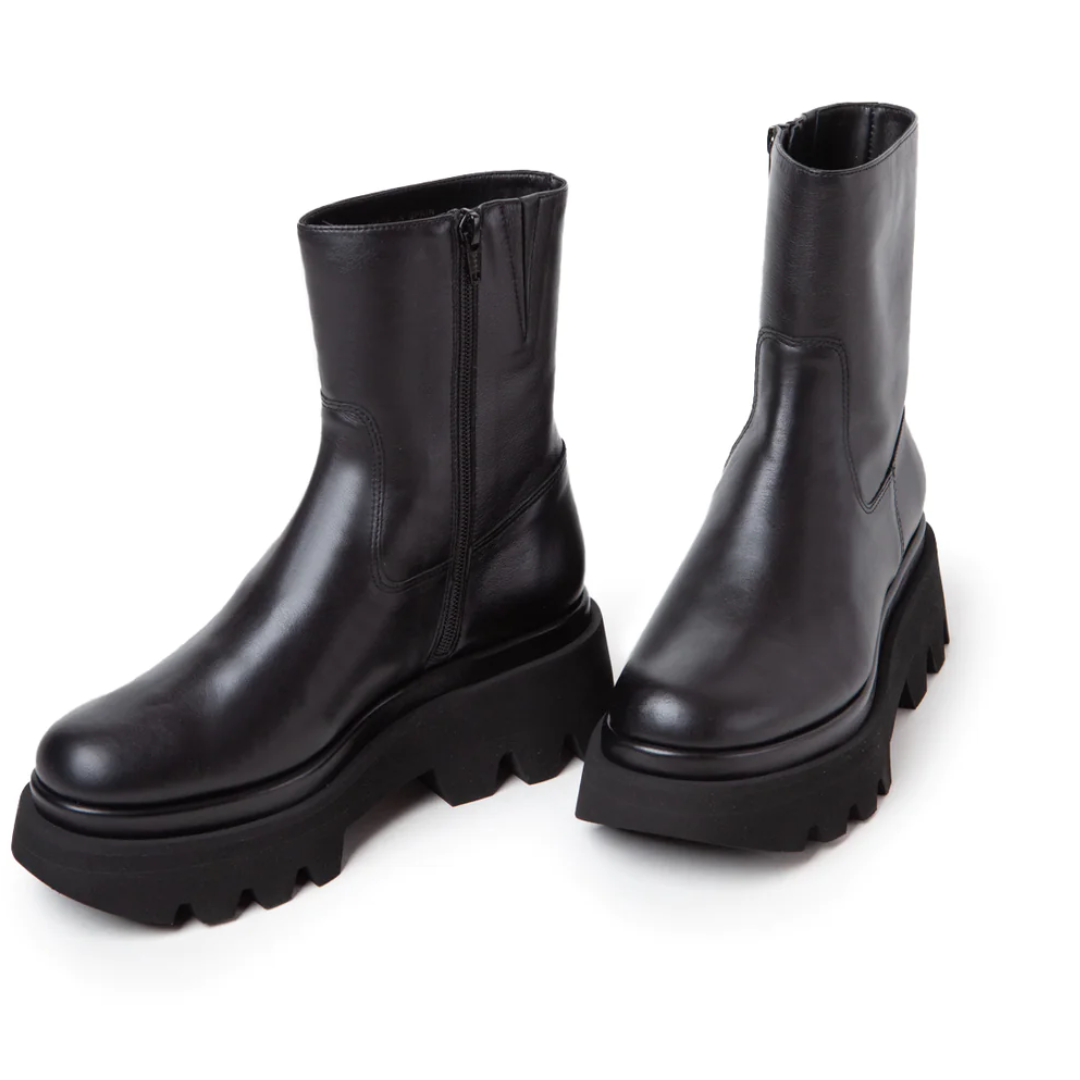 Osian in Iris Black