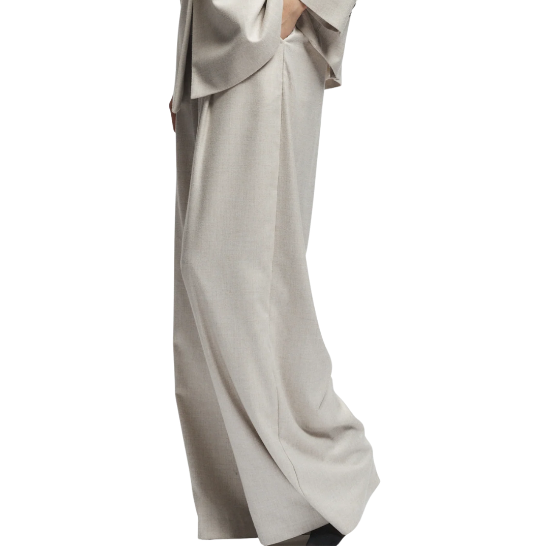 Nevin Mid-Waisted Lightweight Trouser in Oatmeal