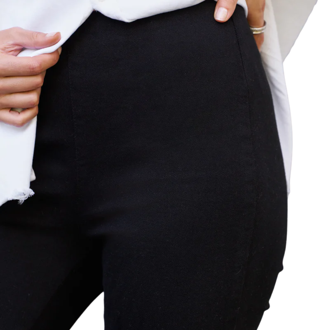 Derry Illusion in Black