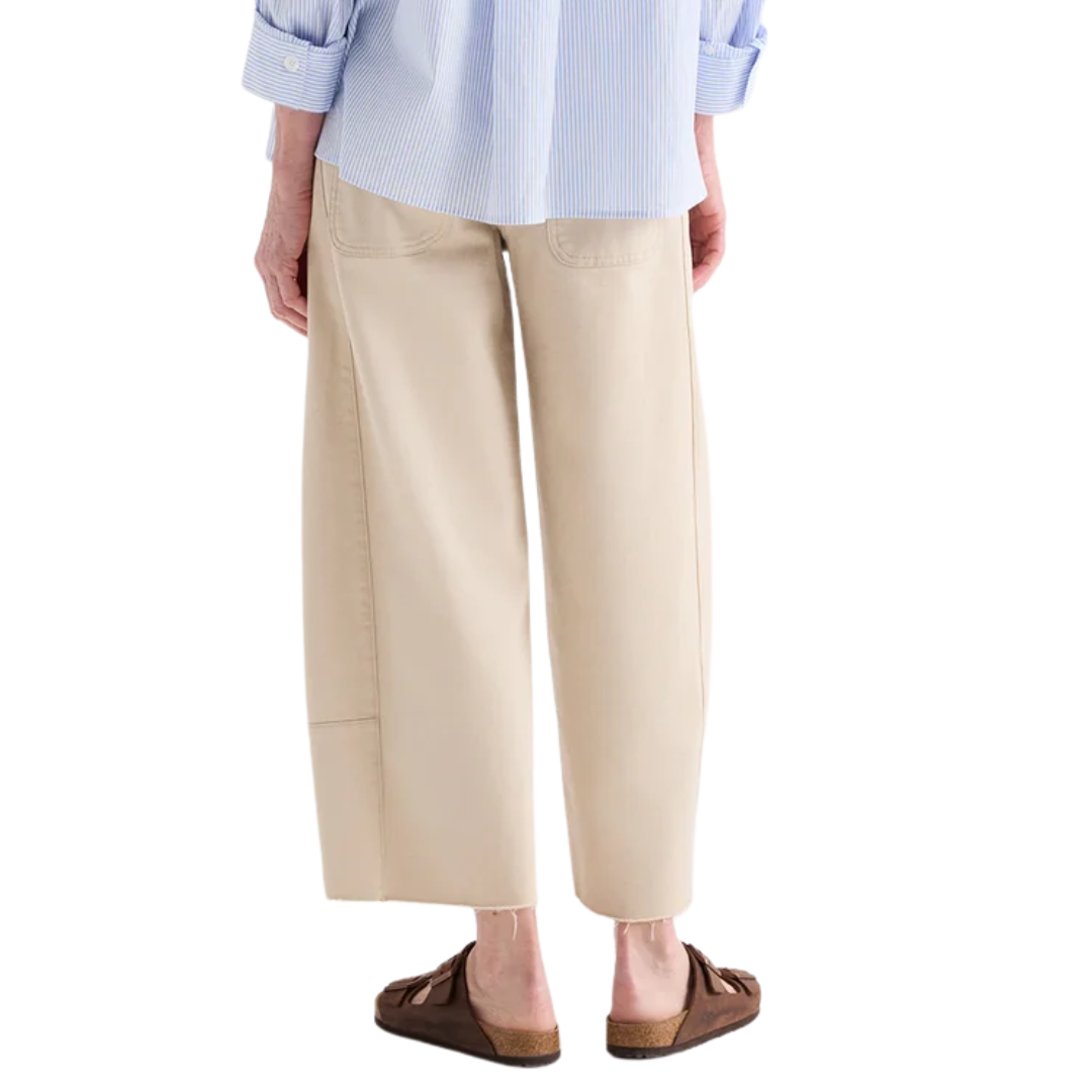 Slouchy Boyfriend Jeans in Sandshell