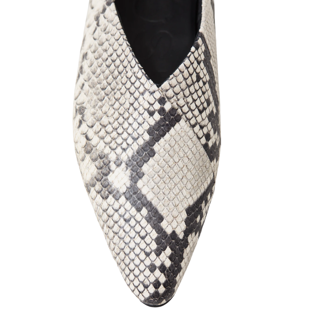 Ballerina Flats in Ivory