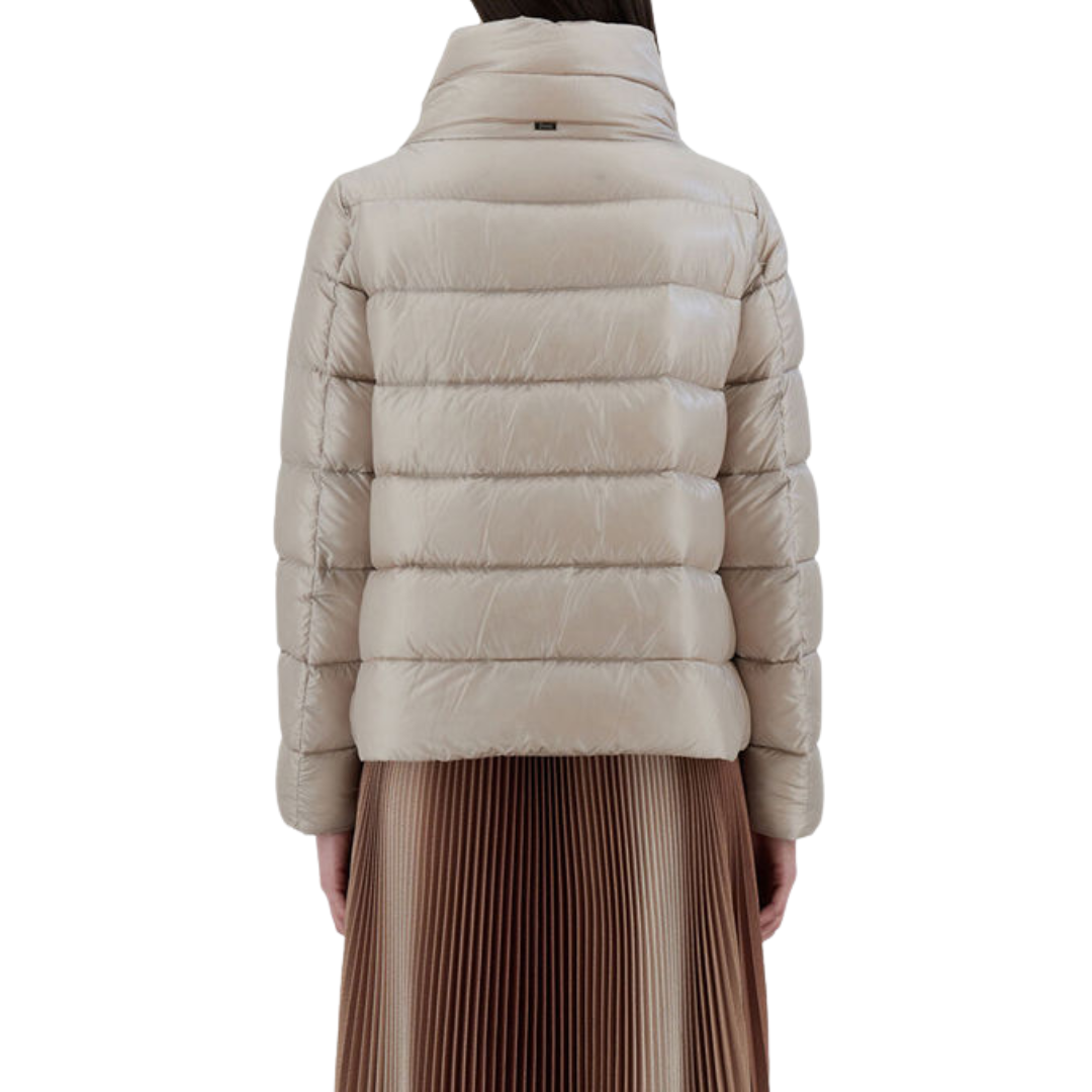 Ultralight Nylon Cape in Chantilly